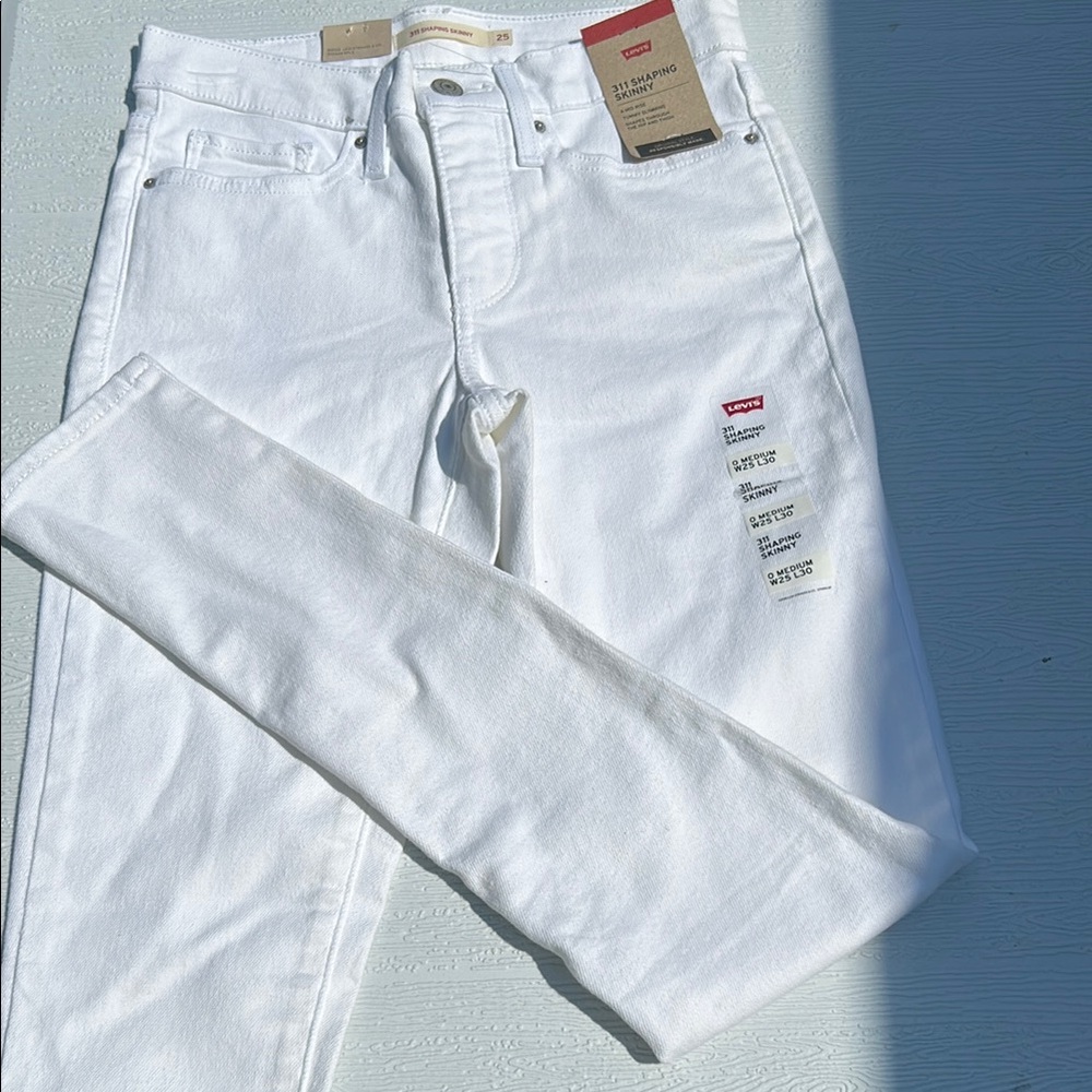 Levi's Women's High Rise Jeans in White
B4